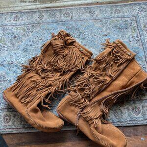 Minnetonka Women's 4-Layer Fringe Boot